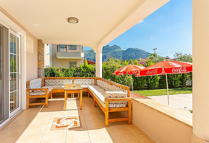 Sheltered terrace area . - Villa Kubra . (Galería de imágenes) }}