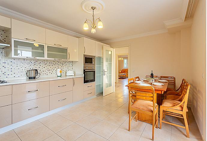 Equipped kitchen with dining area . - Villa Kubra . (Galería de imágenes) }}