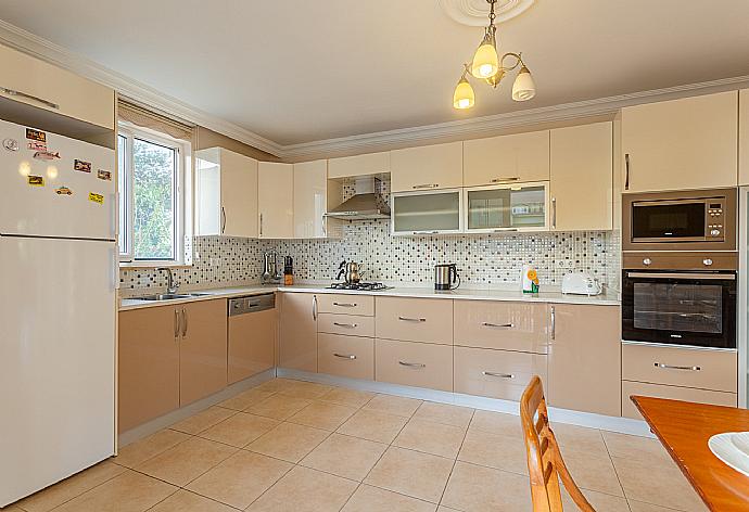 Equipped kitchen with dining area . - Villa Kubra . (Photo Gallery) }}