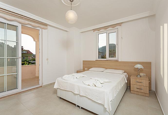 Double bedroom with en suite bathroom, A/C, and balcony access . - Villa Kubra . (Galería de imágenes) }}