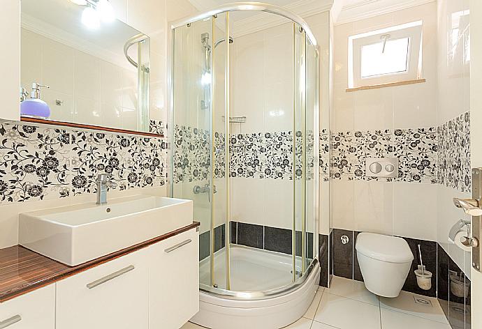 En suite bathroom with shower . - Villa Kubra . (Photo Gallery) }}