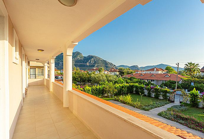 Balcony . - Villa Kubra . (Fotogalerie) }}