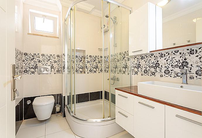 En suite bathroom with shower . - Villa Kubra . (Galerie de photos) }}