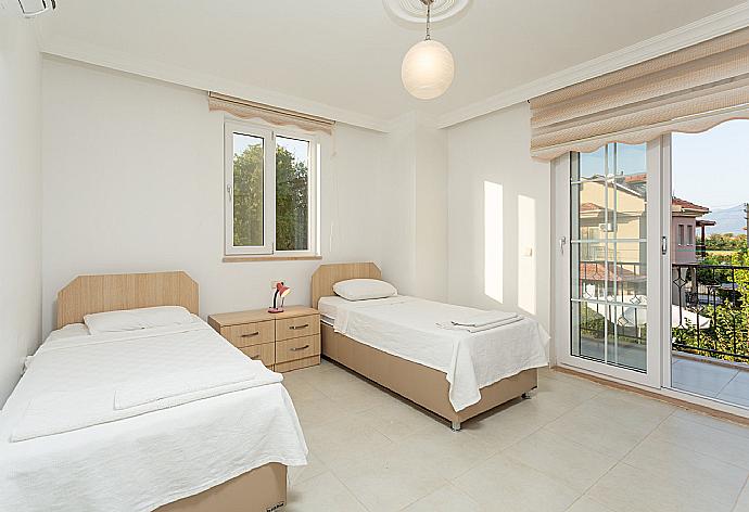 Twin bedroom with en suite bathroom, A/C, and balcony access . - Villa Kubra . (Galería de imágenes) }}