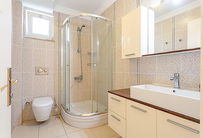 En suite bathroom with shower . - Villa Kubra . (Galleria fotografica) }}