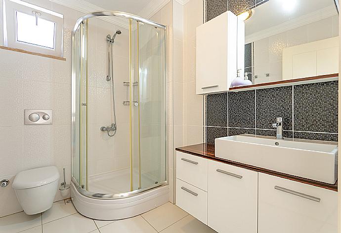 En suite bathroom with shower . - Villa Kubra . (Galerie de photos) }}