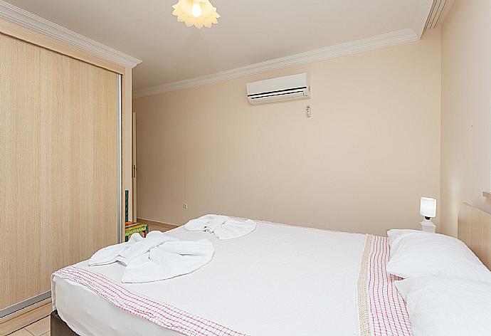 Double bedroom with en suite bathroom and A/C . - Villa Kubra . (Галерея фотографий) }}