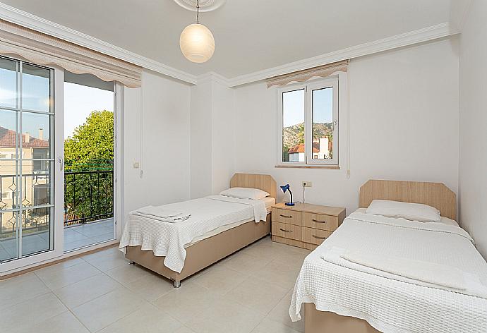 Twin bedroom with en suite bathroom, A/C, and balcony access . - Villa Kubra . (Galería de imágenes) }}