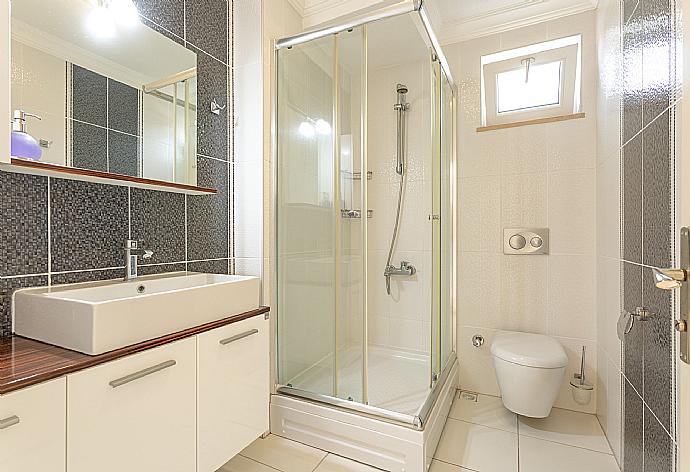 En suite bathroom with shower . - Villa Kubra . (Galerie de photos) }}