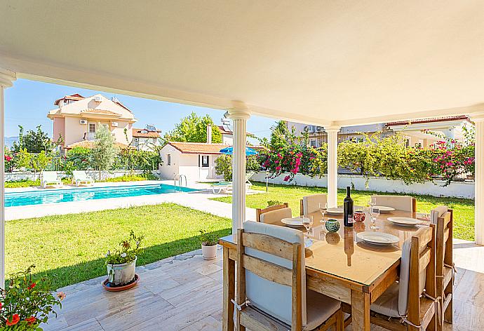 Sheltered terrace area . - Villa Atlantis . (Galerie de photos) }}