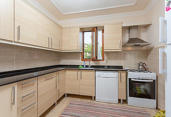 Equipped kitchen . - Villa Atlantis . (Fotogalerie) }}