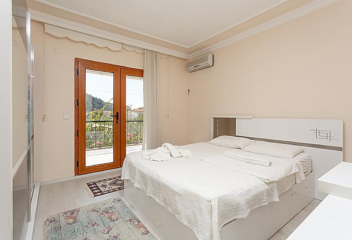 Double bedroom with en suite bathroom, A/C, and balcony access . - Villa Atlantis . (Galleria fotografica) }}