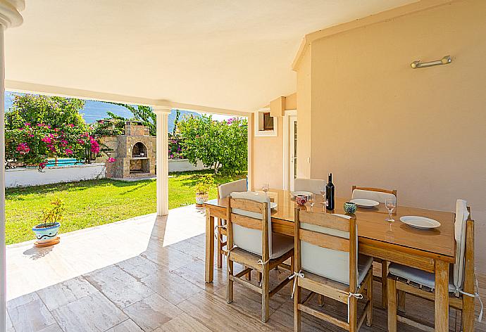 Sheltered terrace area . - Villa Atlantis . (Fotogalerie) }}