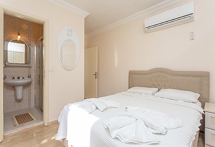 Double bedroom with en suite bathroom, and A/C . - Villa Atlantis . (Галерея фотографий) }}