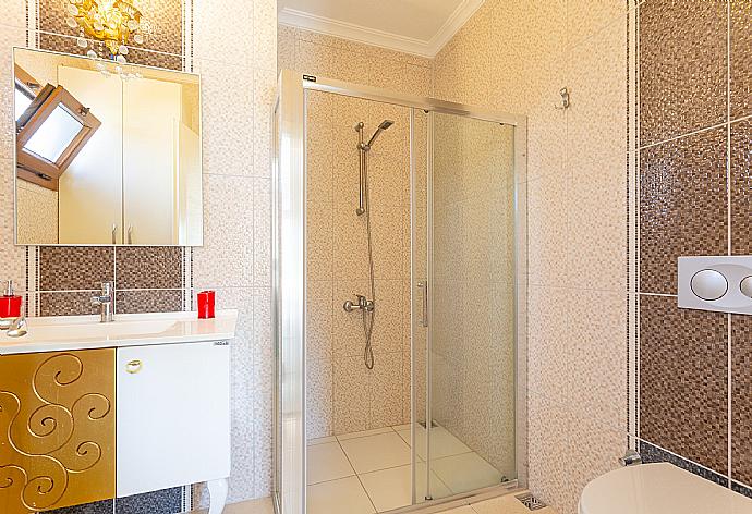 En suite bathroom with shower . - Villa Atlantis . (Galleria fotografica) }}