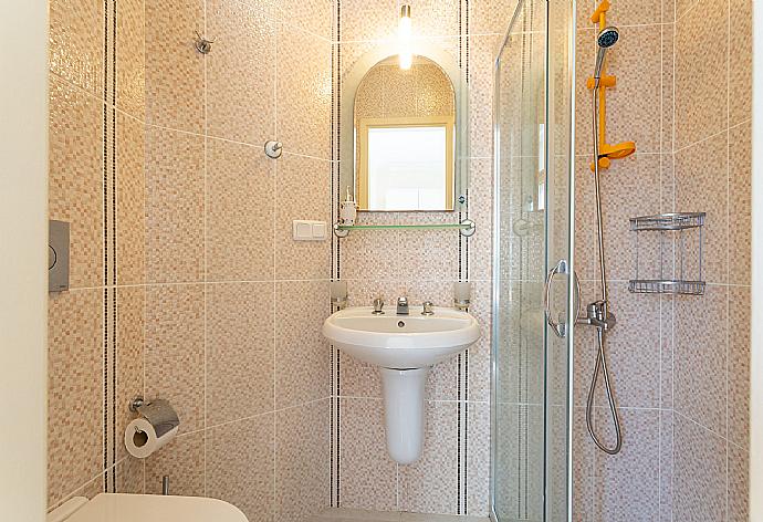 En suite bathroom with shower . - Villa Atlantis . (Photo Gallery) }}