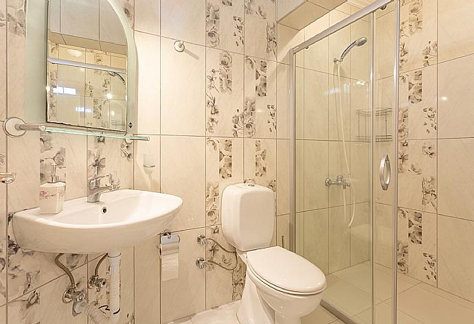 En suite bathroom with shower . - Villa Atlantis . (Galleria fotografica) }}