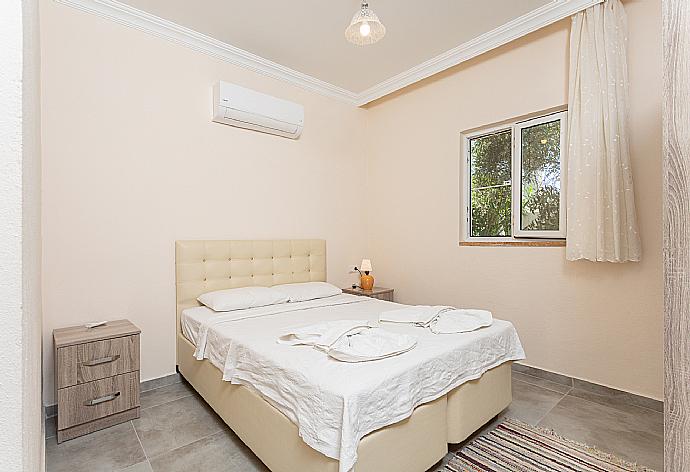 Double bedroom with en suite bathroom and A/C . - Villa Duman 1 . (Галерея фотографий) }}