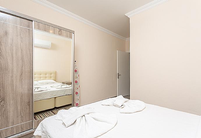 Double bedroom with en suite bathroom and A/C . - Villa Duman 1 . (Галерея фотографий) }}