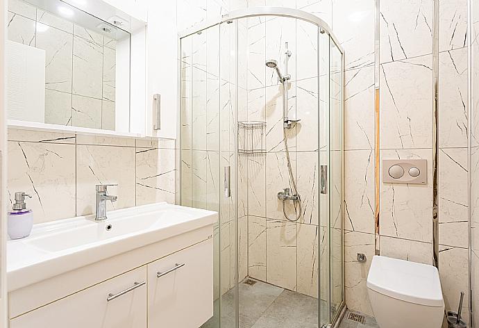 En suite bathroom with shower . - Villa Duman 1 . (Galleria fotografica) }}