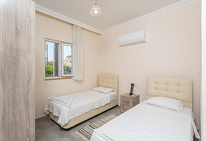 Twin bedroom with en suite bathroom and A/C . - Villa Duman 1 . (Galleria fotografica) }}