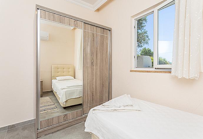 Twin bedroom with en suite bathroom and A/C . - Villa Duman 1 . (Photo Gallery) }}