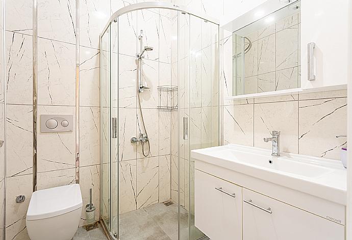 En suite bathroom with shower . - Villa Duman 1 . (Галерея фотографий) }}