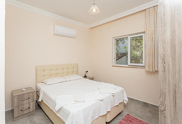 Double bedroom with en suite bathroom and A/C . - Villa Duman 2 . (Photo Gallery) }}