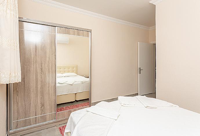 Double bedroom with en suite bathroom and A/C . - Villa Duman 2 . (Галерея фотографий) }}