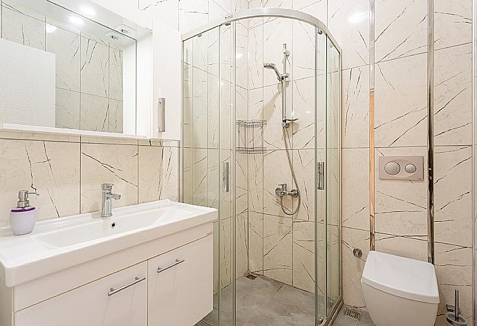 En suite bathroom with shower . - Villa Duman 2 . (Photo Gallery) }}