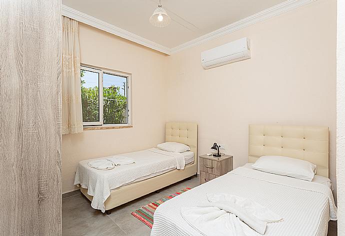Twin bedroom with en suite bathroom and A/C . - Villa Duman 2 . (Fotogalerie) }}