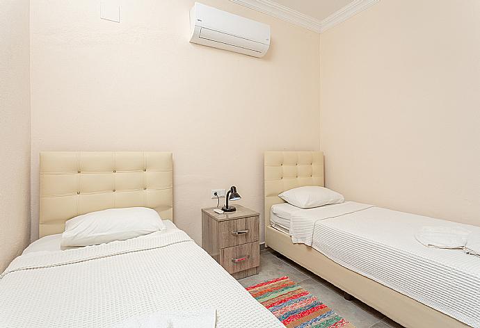 Twin bedroom with en suite bathroom and A/C . - Villa Duman 2 . (Photo Gallery) }}