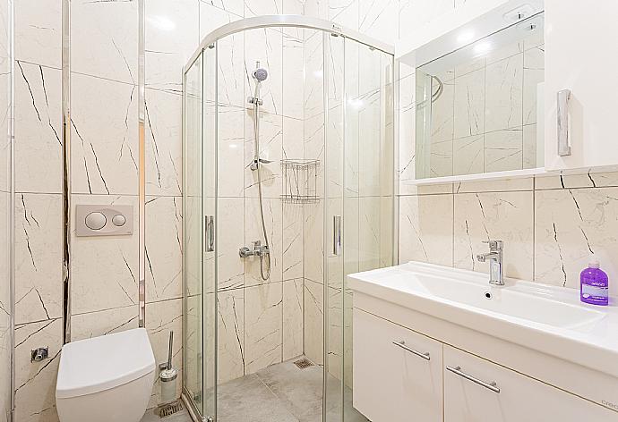 En suite bathroom with shower . - Villa Duman 2 . (Fotogalerie) }}