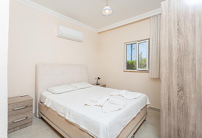 Double bedroom with en suite bathroom and A/C . - Villa Duman 3 . (Galleria fotografica) }}