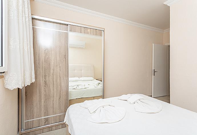 Double bedroom with en suite bathroom and A/C . - Villa Duman 3 . (Fotogalerie) }}