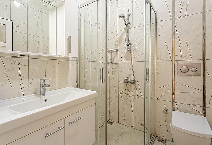 En suite bathroom with shower . - Villa Duman 3 . (Галерея фотографий) }}