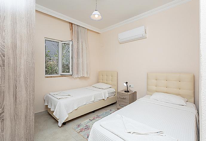 Twin bedroom with en suite bathroom and A/C . - Villa Duman 3 . (Photo Gallery) }}