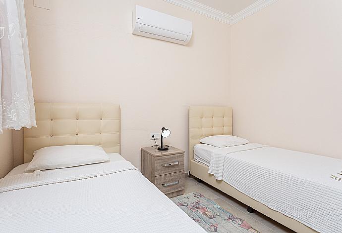 Twin bedroom with en suite bathroom and A/C . - Villa Duman 3 . (Photo Gallery) }}