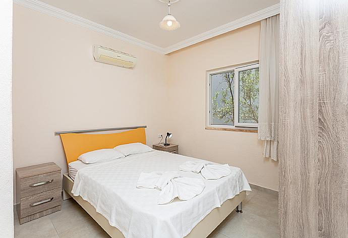 Double bedroom with en suite bathroom and A/C . - Villa Duman 3 . (Galerie de photos) }}