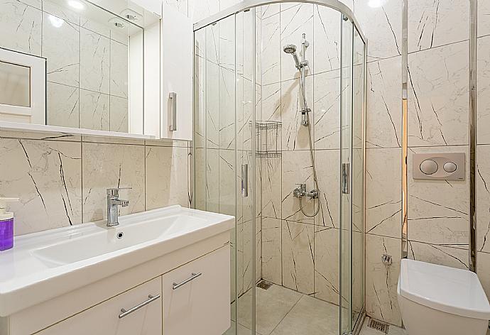 En suite bathroom with shower . - Villa Duman 3 . (Galerie de photos) }}