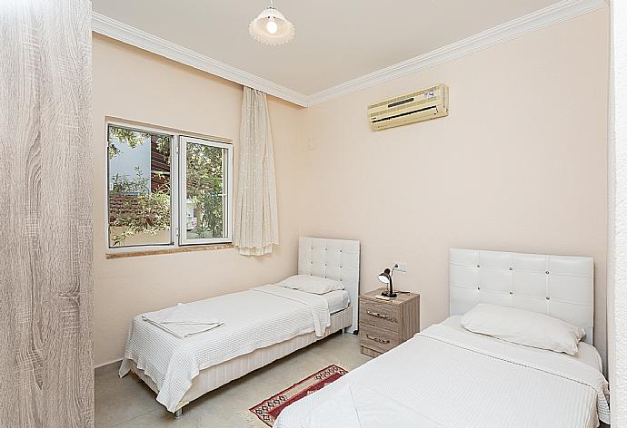 Twin bedroom with en suite bathroom and A/C . - Villa Duman 3 . (Photo Gallery) }}