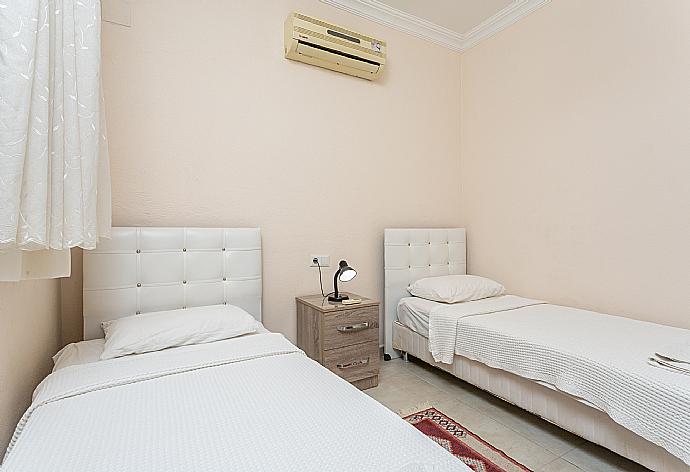 Twin bedroom with en suite bathroom and A/C . - Villa Duman 3 . (Photo Gallery) }}