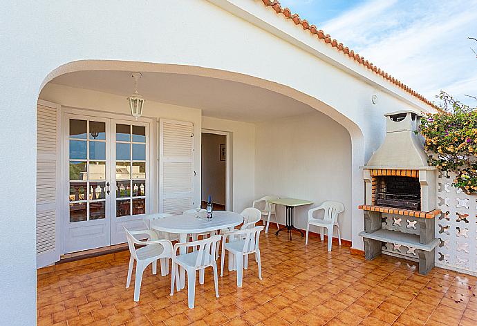 Sheltered terrace area with BBQ . - Villa Bini Estrella . (Fotogalerie) }}