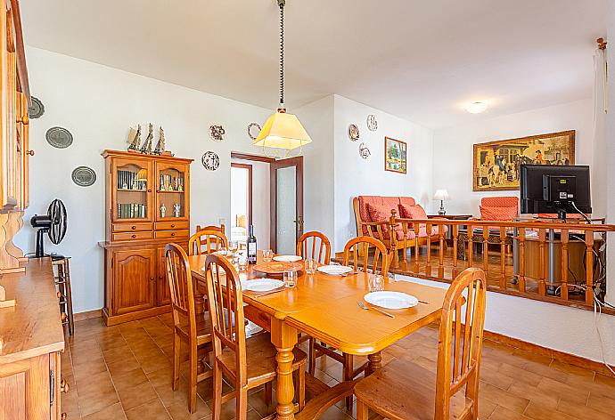 Open-plan living room with sofas, dining area, kitchen, WiFi internet, satellite TV . - Villa Bini Estrella . (Galería de imágenes) }}