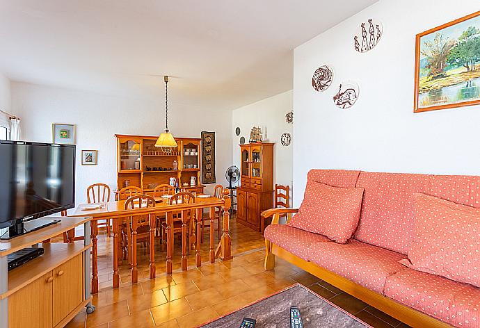 Open-plan living room with sofas, dining area, kitchen, WiFi internet, satellite TV . - Villa Bini Estrella . (Fotogalerie) }}