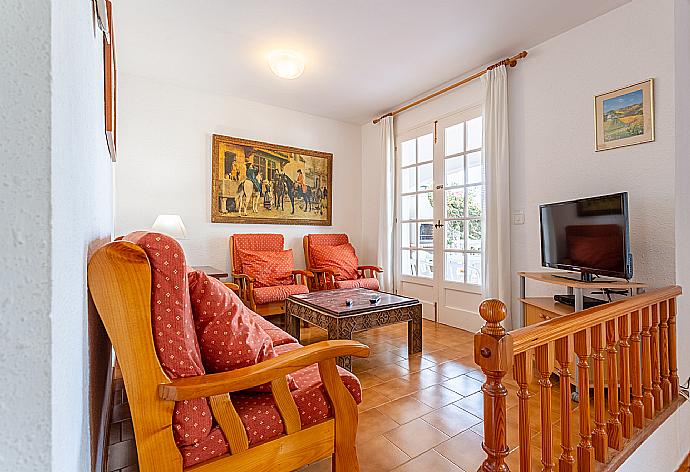 Open-plan living room with sofas, dining area, kitchen, WiFi internet, satellite TV . - Villa Bini Estrella . (Galleria fotografica) }}