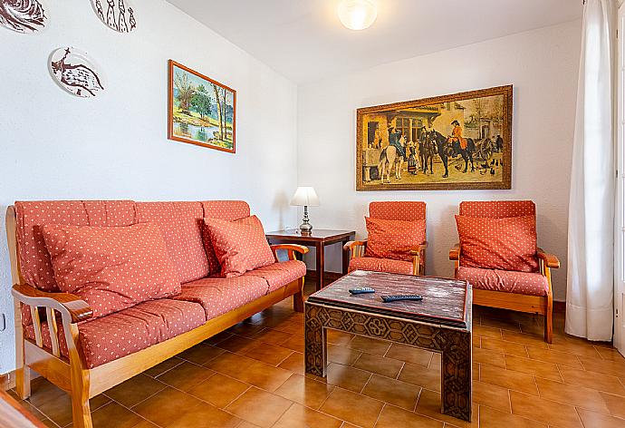 Open-plan living room with sofas, dining area, kitchen, WiFi internet, satellite TV . - Villa Bini Estrella . (Fotogalerie) }}