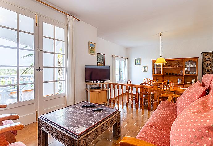 Open-plan living room with sofas, dining area, kitchen, WiFi internet, satellite TV . - Villa Bini Estrella . (Galerie de photos) }}