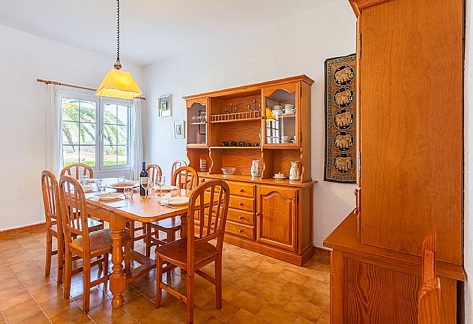 Living room with sofas, dining area, WiFi internet, and TV . - Villa Bini Estrella . (Fotogalerie) }}