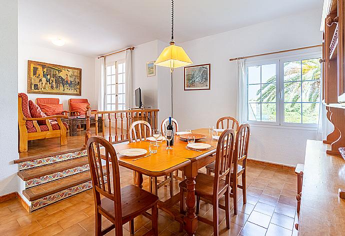 Living room with sofas, dining area, WiFi internet, and TV . - Villa Bini Estrella . (Galleria fotografica) }}